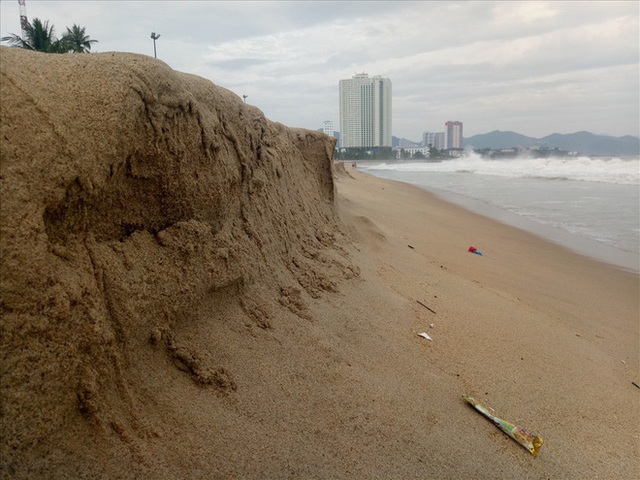  Trước bão số 6: Kỳ lạ “tường” cát cao gần 1m xuất hiện ở biển Nha Trang - Ảnh 3.