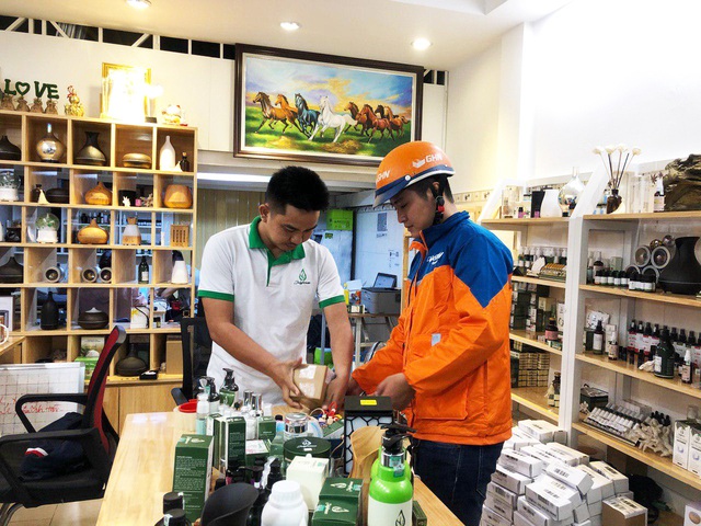 Chịu chơi như Giao Hàng Nhanh: Trở thành đơn vị vận chuyển bóc tem lễ hội mua sắm 11/11 tại Việt Nam, làm việc xuyên màn đêm giao hàng đến khách lúc…2 giờ sáng - Ảnh 1. Chịu chơi như Giao Hàng Nhanh: Trở thành đơn vị vận chuyển bóc tem lễ hội mua sắm 11/11 tại Việt Nam, làm việc xuyên màn đêm giao hàng đến khách lúc…2 giờ sáng - Ảnh 1.