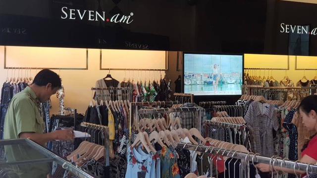 Tạm giữ 9.000 sản phẩm chưa rõ nguồn gốc xuất xứ của SEVEN.am - Ảnh 1. Tạm giữ 9.000 sản phẩm chưa rõ nguồn gốc xuất xứ của SEVEN.am - Ảnh 1.