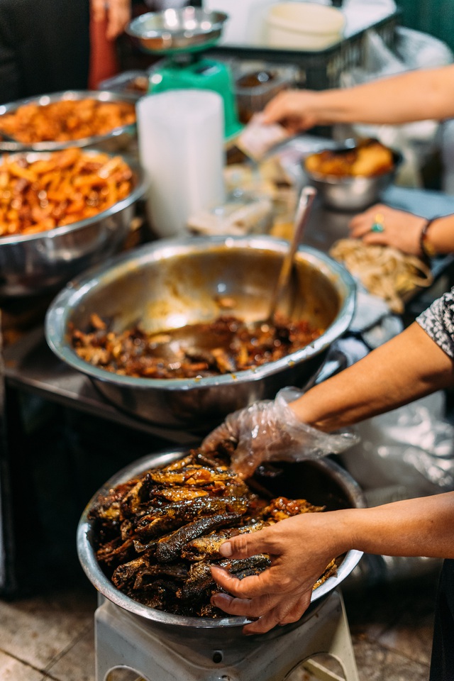 Quán cá kho nức tiếng, khách mua vài triệu một lúc là thường ở chợ Hàng Bè và chuyện giờ mới bật mí phía sau cái tiếng “bán cá mà kiêu” - Ảnh 12.