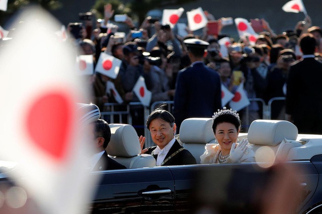  Vợ chồng Nhật hoàng Naruhito diễu hành ra mắt dân chúng, Hoàng hậu Masako gây choáng ngợp với vẻ đẹp rạng rỡ hệt như ngày đầu làm dâu hoàng gia - Ảnh 4.