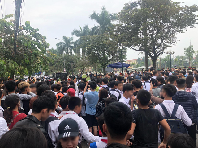 Ngán ngẩm, khó hiểu cảnh nhiều bạn trẻ mặc đồng phục học sinh ùn ùn kéo đến phiên tòa vẫy tay chào thần tượng Khá Bảnh?! - Ảnh 11. Ngán ngẩm, khó hiểu cảnh nhiều bạn trẻ mặc đồng phục học sinh ùn ùn kéo đến phiên tòa vẫy tay chào thần tượng Khá Bảnh?! - Ảnh 11.