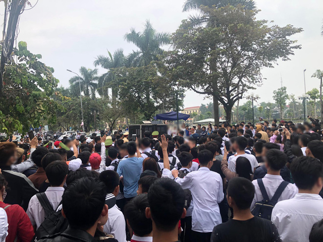 Ngán ngẩm, khó hiểu cảnh nhiều bạn trẻ mặc đồng phục học sinh ùn ùn kéo đến phiên tòa vẫy tay chào thần tượng Khá Bảnh?! - Ảnh 8. Ngán ngẩm, khó hiểu cảnh nhiều bạn trẻ mặc đồng phục học sinh ùn ùn kéo đến phiên tòa vẫy tay chào thần tượng Khá Bảnh?! - Ảnh 8.