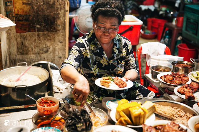 Hàng “cơm tấm... bãi rác”, giá không hề rẻ nhưng sau bao năm vẫn luôn là bà hoàng cơm tấm đêm nức tiếng khắp Sài Gòn - Ảnh 1. Hàng “cơm tấm... bãi rác”, giá không hề rẻ nhưng sau bao năm vẫn luôn là bà hoàng cơm tấm đêm nức tiếng khắp Sài Gòn - Ảnh 1.