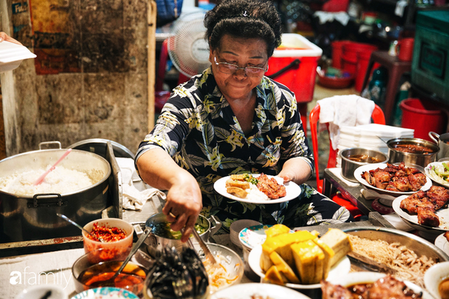  Hàng “cơm tấm... bãi rác”, giá không hề rẻ nhưng sau bao năm vẫn luôn là bà hoàng cơm tấm đêm nức tiếng khắp Sài Gòn - Ảnh 1.