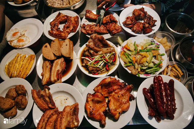 Hàng “cơm tấm... bãi rác”, giá không hề rẻ nhưng sau bao năm vẫn luôn là bà hoàng cơm tấm đêm nức tiếng khắp Sài Gòn - Ảnh 5. Hàng “cơm tấm... bãi rác”, giá không hề rẻ nhưng sau bao năm vẫn luôn là bà hoàng cơm tấm đêm nức tiếng khắp Sài Gòn - Ảnh 5.