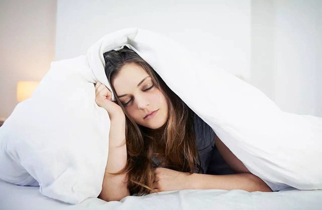  Đừng thức dậy vào buổi sáng theo cách này vì nó có thể gây tổn thương cho cơ thể nhiều hơn khi bạn thức khuya  - Ảnh 1.