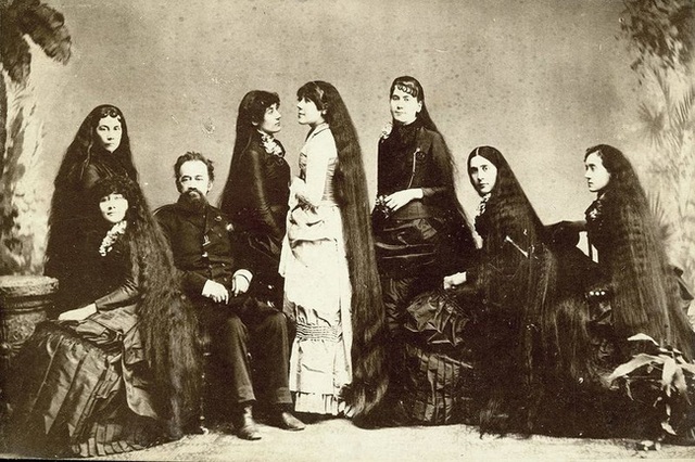  Bi kịch của 7 chị em tạo nên xu hướng tóc dài ở Mỹ và làm ra khối tài sản khủng nhờ mái tóc hôi thối từng bị mọi người xa lánh  - Ảnh 1.