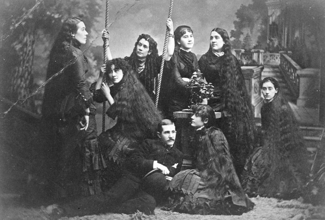  Bi kịch của 7 chị em tạo nên xu hướng tóc dài ở Mỹ và làm ra khối tài sản khủng nhờ mái tóc hôi thối từng bị mọi người xa lánh  - Ảnh 2.