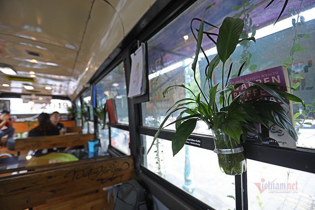 Xe buýt phế thải thành quán cà phê thân thiện môi trường - Ảnh 13.