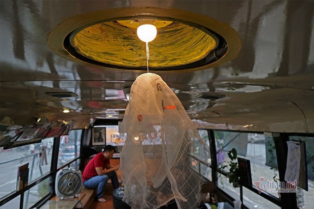 Xe buýt phế thải thành quán cà phê thân thiện môi trường - Ảnh 15.