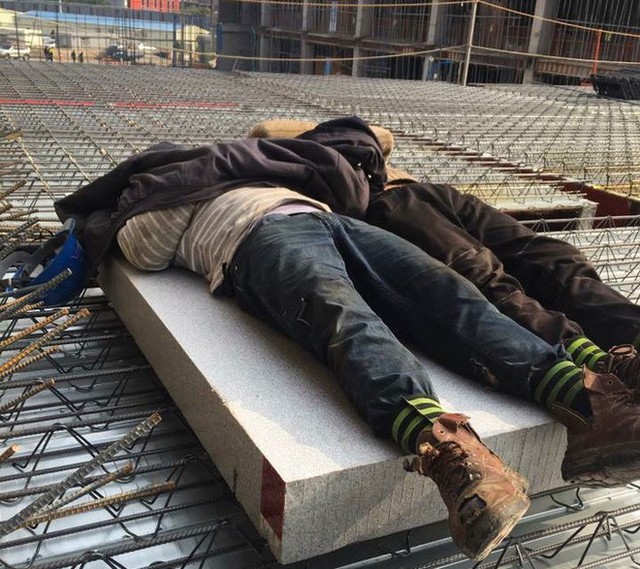Đằng sau những căn nhà bạc tỷ ở làng xuất khẩu lao động Hà Tĩnh: Nước mắt, trốn chạy, và những phận người nằm lại nơi xứ xa - Ảnh 16. Đằng sau những căn nhà bạc tỷ ở làng xuất khẩu lao động Hà Tĩnh: Nước mắt, trốn chạy, và những phận người nằm lại nơi xứ xa - Ảnh 16.