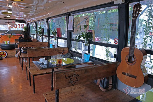 Xe buýt phế thải thành quán cà phê thân thiện môi trường - Ảnh 19.