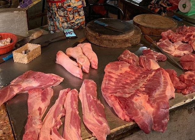 Người tiêu dùng ngán ngẩm vì giá thịt lợn tăng cao kéo theo cả loạt mặt hàng khác cũng tăng giá - Ảnh 1.