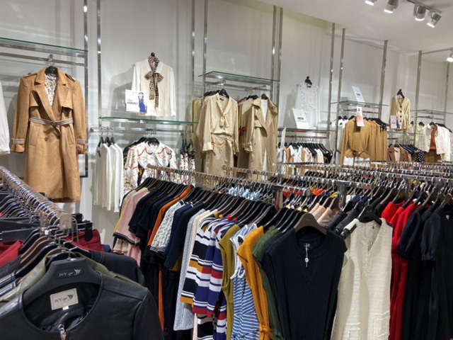Giảm đến 50%, giá bán quần, áo thương hiệu Việt đắt hơn các thương hiệu bình dân quốc tế Zara, H&M - Ảnh 1. Giảm đến 50%, giá bán quần, áo thương hiệu Việt đắt hơn các thương hiệu bình dân quốc tế Zara, H&M - Ảnh 1.