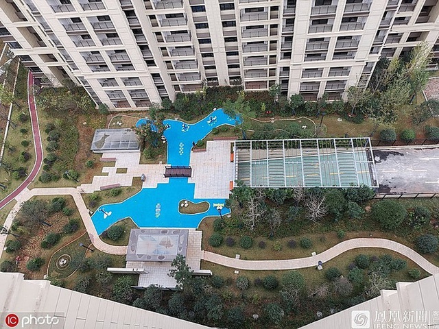 Cú lừa thế kỷ: Đổ tiền mua chung cư cao cấp, được ngay bể bơi bằng nhựa - Ảnh 1. Cú lừa thế kỷ: Đổ tiền mua chung cư cao cấp, được ngay bể bơi bằng nhựa - Ảnh 1.
