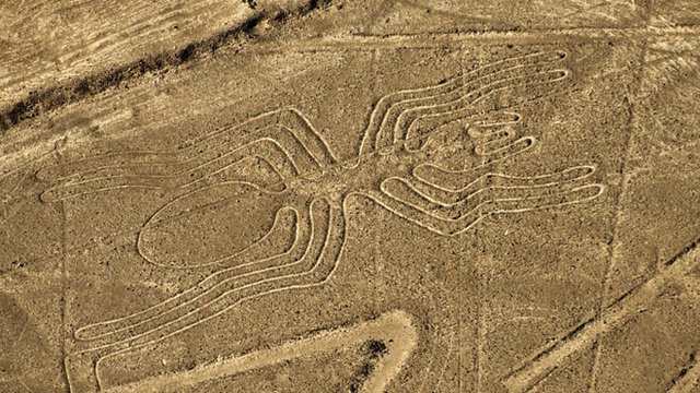 Dùng vệ tinh chụp từ trên cao, phát hiện một loạt hình vẽ siêu to khổng lồ đầy bí ẩn nằm ngay giữa sa mạc ở Peru - Ảnh 1.