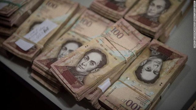 Tiền thành đống giấy lộn, người dân Venezuela đào vàng trong game để giao dịch - Ảnh 1.