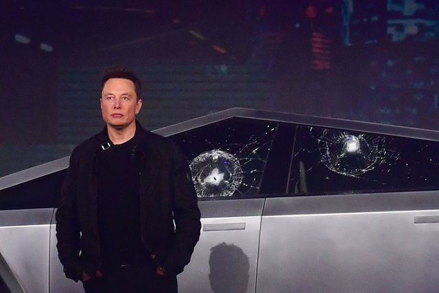 Elon Musk giải thích vì sao cửa kính của xe Cybertruck bị “toang” ngay trên sân khấu - Ảnh 1.