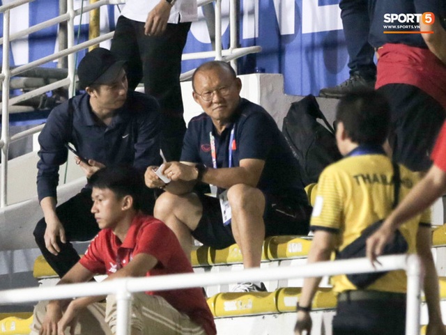 HLV Park Hang-seo bật cười sau khi cầu thủ Indonesia ghi bàn nhấn chìm U22 Thái Lan - Ảnh 7.