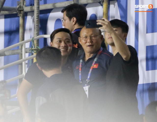 HLV Park Hang-seo bật cười sau khi cầu thủ Indonesia ghi bàn nhấn chìm U22 Thái Lan - Ảnh 8.