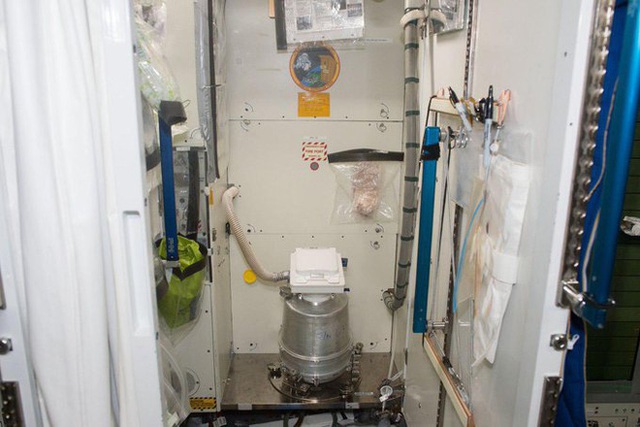 Nhà vệ sinh trên trạm vũ trụ ISS bị hỏng, các phi hành gia phải dùng... tã lót - Ảnh 1.