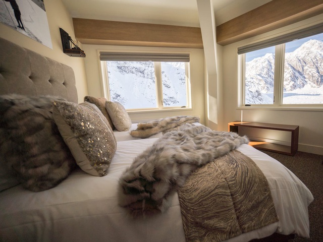 25.000 USD/đêm nghỉ trong nhà gỗ xa xỉ bên vách núi tuyết - Ảnh 12.