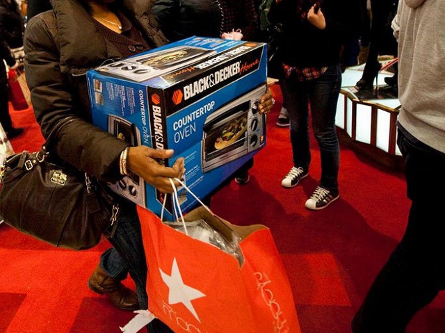 Những hành động kinh hoàng nhất trong ngày Black Friday - Ảnh 7.