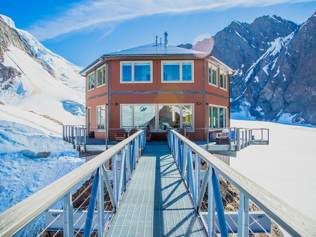 25.000 USD/đêm nghỉ trong nhà gỗ xa xỉ bên vách núi tuyết - Ảnh 8.
