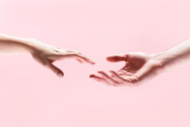 Khoa học chứng minh: Nắm tay có thể san sẻ được nỗi đau, đó là khi sóng não chúng ta được đồng bộ - Ảnh 2.