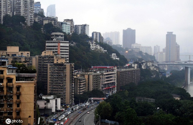 Thành phố thẳng đứng ở Trung Quốc gây ngỡ ngàng khi xây trạm xăng trên nóc tòa nhà 6 tầng - Ảnh 1.