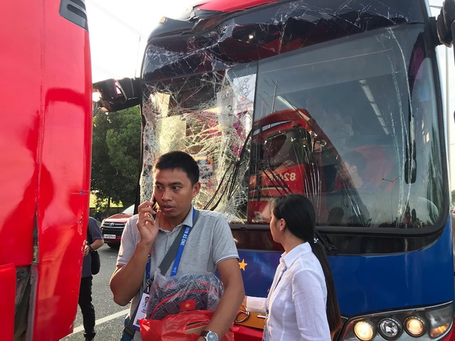 Đoàn TTVN gặp tai nạn trên đường tới dự lễ khai mạc SEA Games 30 - Ảnh 7.