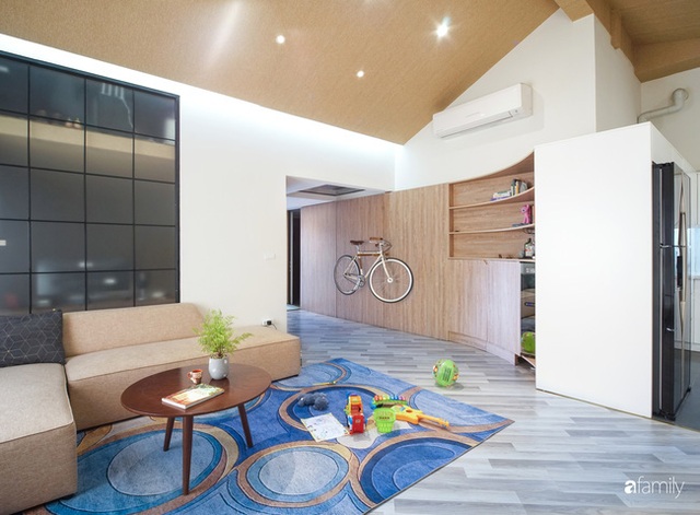 Ngôi nhà 2 tầng mái dốc với trần bằng gỗ ẩn mình trong căn hộ chung cư 103m² ở Hà Nội - Ảnh 4.