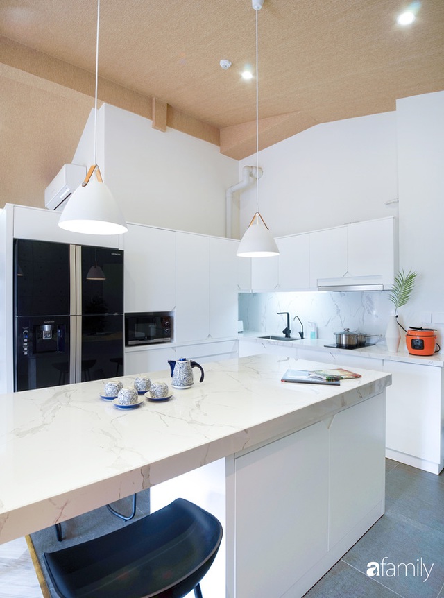Ngôi nhà 2 tầng mái dốc với trần bằng gỗ ẩn mình trong căn hộ chung cư 103m² ở Hà Nội - Ảnh 10.