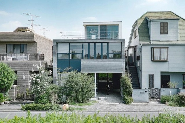 Vợ thu nhập cao xây ngôi nhà 3 tầng view toàn cây xanh và ánh sáng tặng chồng nghỉ hưu ở Nhật - Ảnh 1.