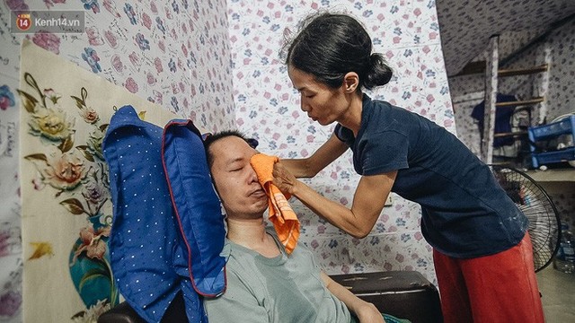 Xúc động người vợ 10 năm chăm chồng bị liệt toàn thân ở Hà Nội: Nếu không có anh, tôi không sống nổi - Ảnh 5.