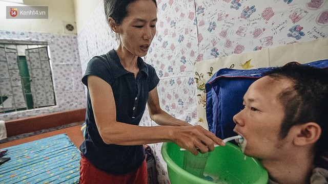 Xúc động người vợ 10 năm chăm chồng bị liệt toàn thân ở Hà Nội: Nếu không có anh, tôi không sống nổi - Ảnh 6.