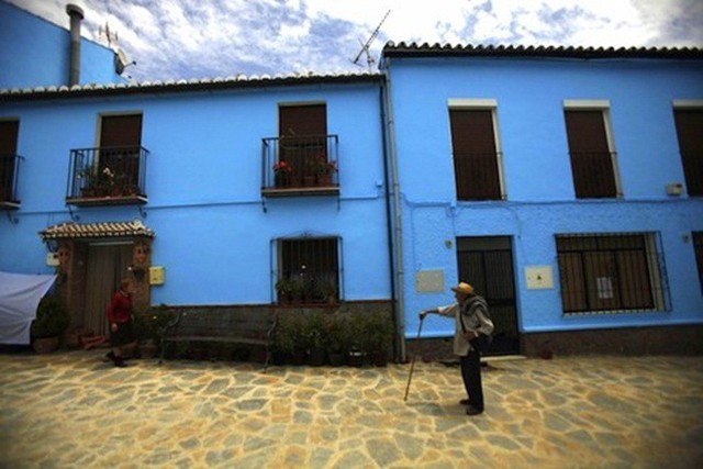 [Bài tối] Cảnh nhà mặc đồng phục lạ mắt trong ngôi làng ở Tây Ban Nha - Ảnh 5.