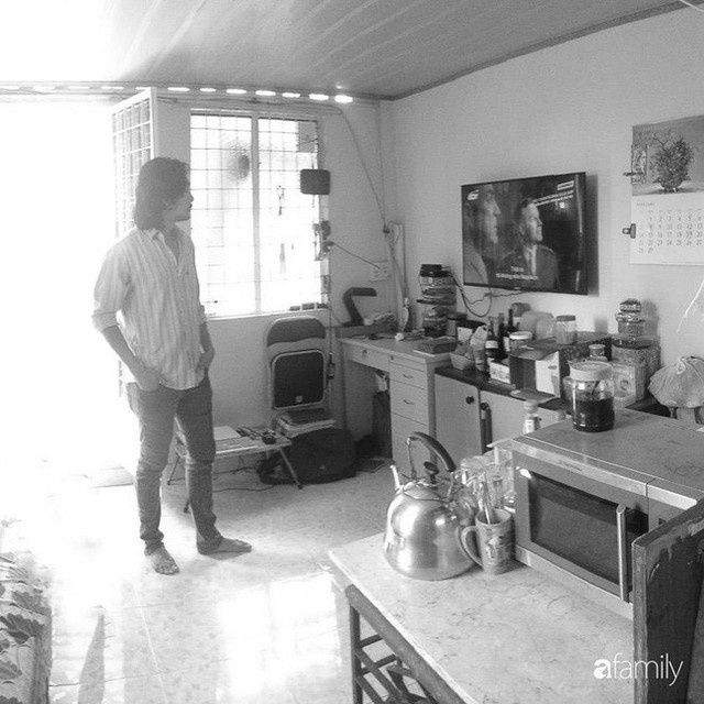 Nhà phố ở Sài Gòn chỉ rộng vỏn vẹn 17m² nhưng đẹp không góc chết sau khi được cải tạo lại - Ảnh 1.
