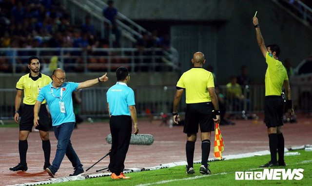HLV Park Hang Seo có nguy cơ bị cấm chỉ đạo trận gặp Thái Lan - Ảnh 1.