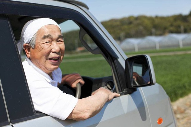 Câu chuyện về những tài xế lão niên của Nhật Bản: 70 tuổi vẫn trên từng cây số, cấm cũng dở mà để yên cũng không xong - Ảnh 5.