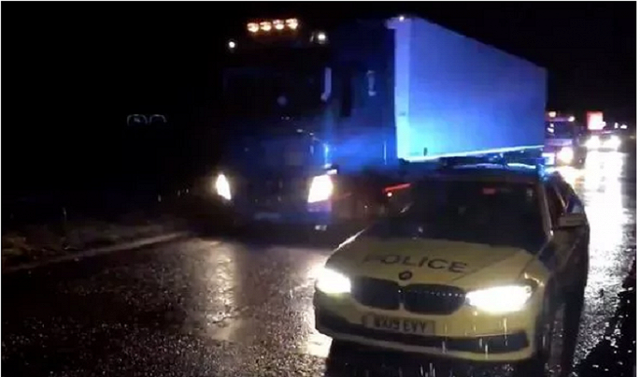 Cảnh sát Anh lại phát hiện xe tải chở 15 người nhập cư bất hợp pháp - Ảnh 1.