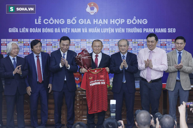 park hang-seo - Trong ngày công bố hợp đồng mới, HLV Park Hang-seo không quên gửi lời tri ân bầu Đức - photo park hang-seo - photo 1 1573109474563724093134 - Trong ngày công bố hợp đồng mới, HLV Park Hang-seo không quên gửi lời tri ân bầu Đức