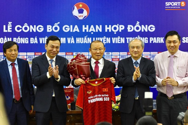 HLV Park Hang-seo nói cảm ơn bằng tiếng Việt, tự hỏi liệu đây có phải lần cuối cùng ký hợp đồng với VFF hay không - Ảnh 4.
