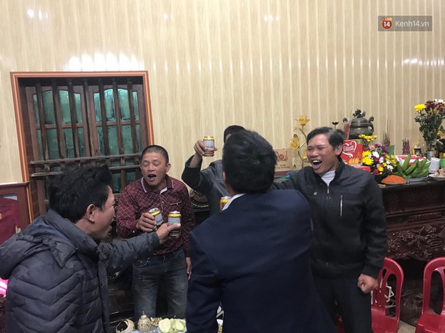 Khoảnh khắc ăn mừng ngay tại căn nhỏ nhà ở quê của Văn Hậu: Bố sung sướng khi con trai mở tỷ số, hàng xóm nhảy nhót tưng bừng - Ảnh 3.