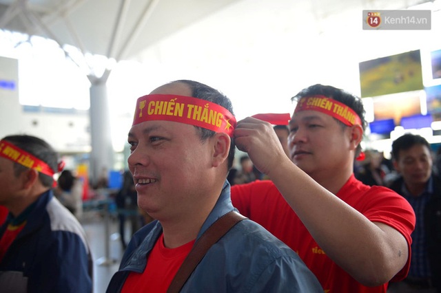 Hàng trăm CĐV nhuộm đỏ sân bay Nội Bài, lên đường sang Philippines tiếp lửa cho ĐT Việt Nam trong trận chung kết SEA Games 30 - Ảnh 7.