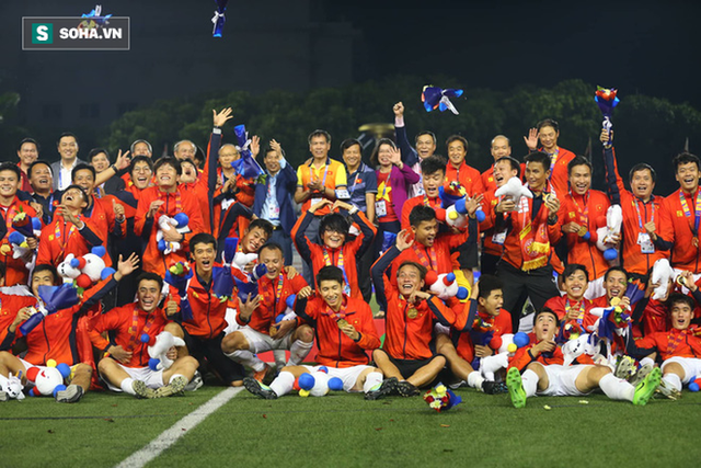  Báo thể thao hàng đầu nước Mỹ đăng ảnh Việt Nam ăn mừng HCV bóng đá SEA Games, choáng ngợp dòng người đổ ra phố - Ảnh 2.