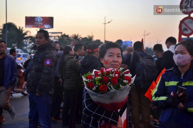 Xe buýt đưa đoàn thể thao Việt Nam rời sân bay Nội Bài, hàng trăm CĐV đứng 2 bên vẫy tay chào đón nồng nhiệt - Ảnh 35.