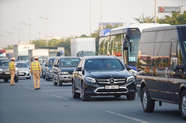 Xe buýt đưa đoàn thể thao Việt Nam rời sân bay Nội Bài, hàng trăm CĐV đứng 2 bên vẫy tay chào đón nồng nhiệt - Ảnh 49.