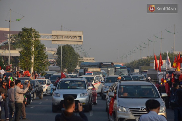 Xe buýt đưa đoàn thể thao Việt Nam rời sân bay Nội Bài, hàng trăm CĐV đứng 2 bên vẫy tay chào đón nồng nhiệt - Ảnh 51.